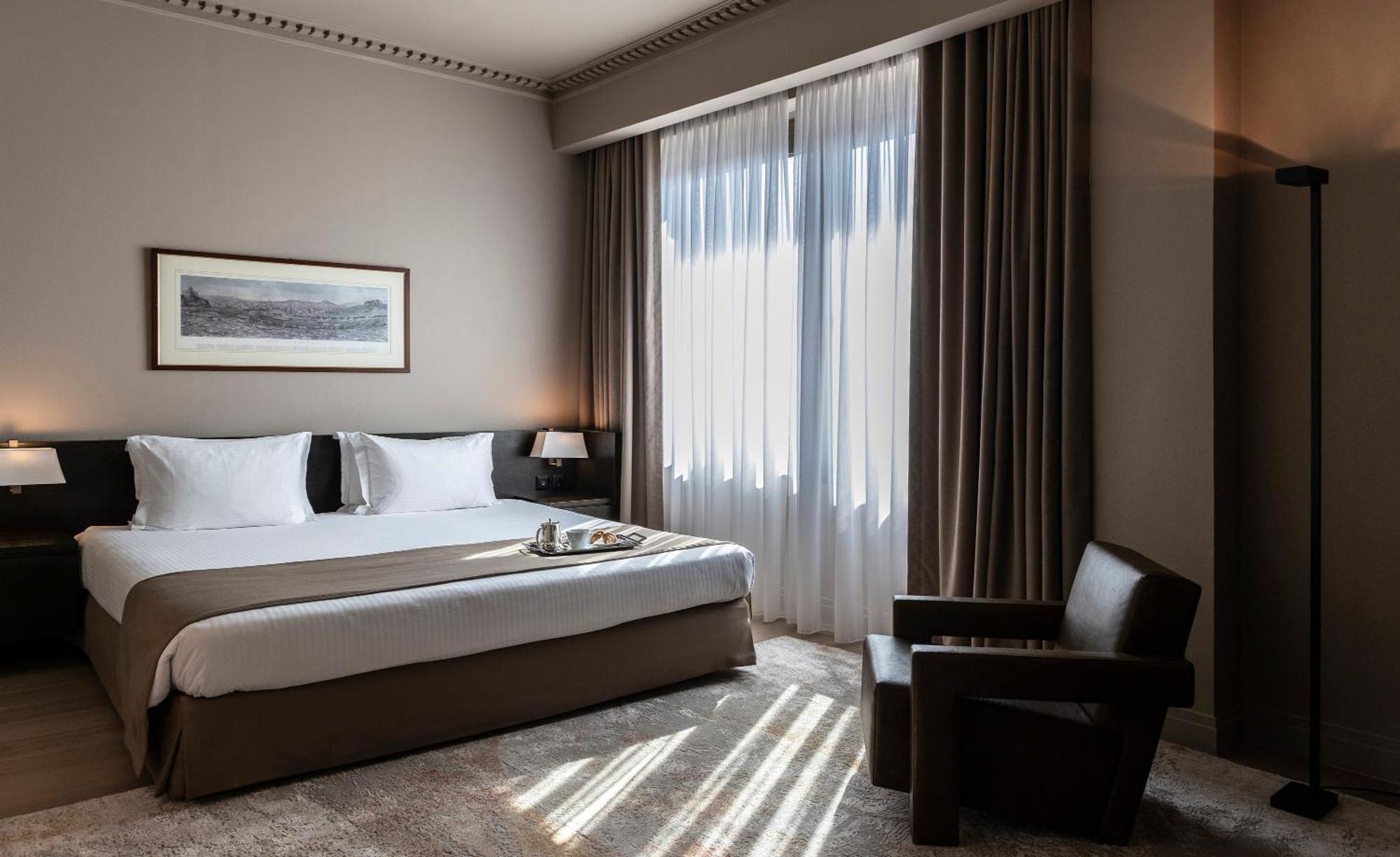 Готель Njv Athens Plaza Екстер'єр фото A room at the hotel