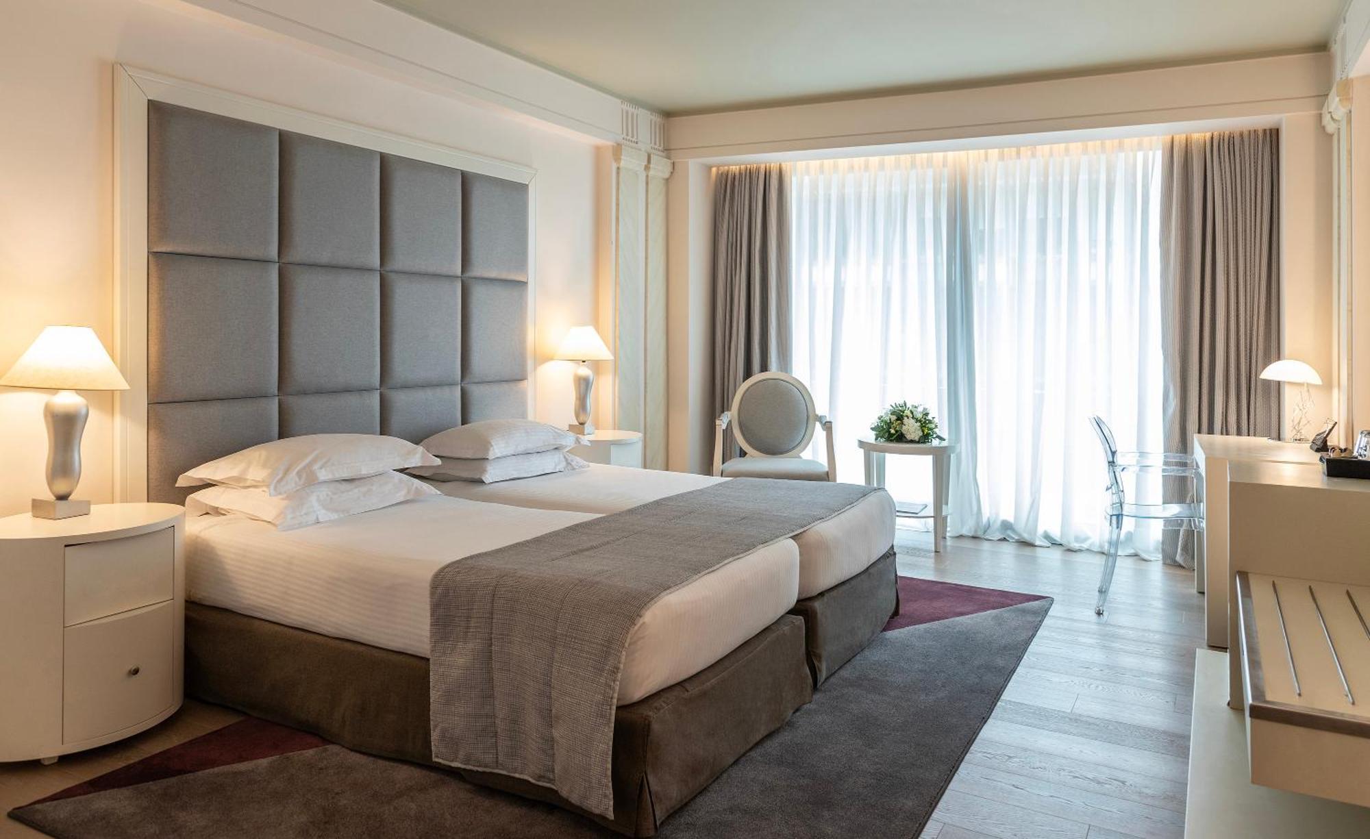 Готель Njv Athens Plaza Екстер'єр фото A room at the hotel