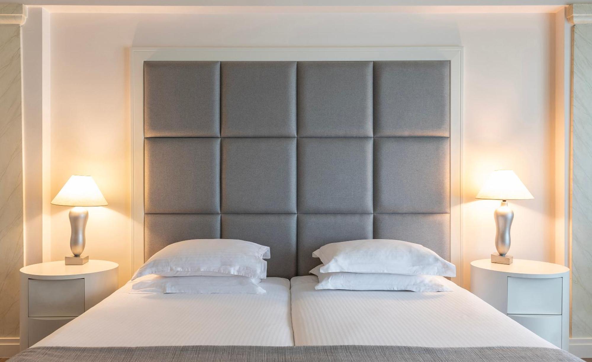 Готель Njv Athens Plaza Екстер'єр фото A bed with a headboard