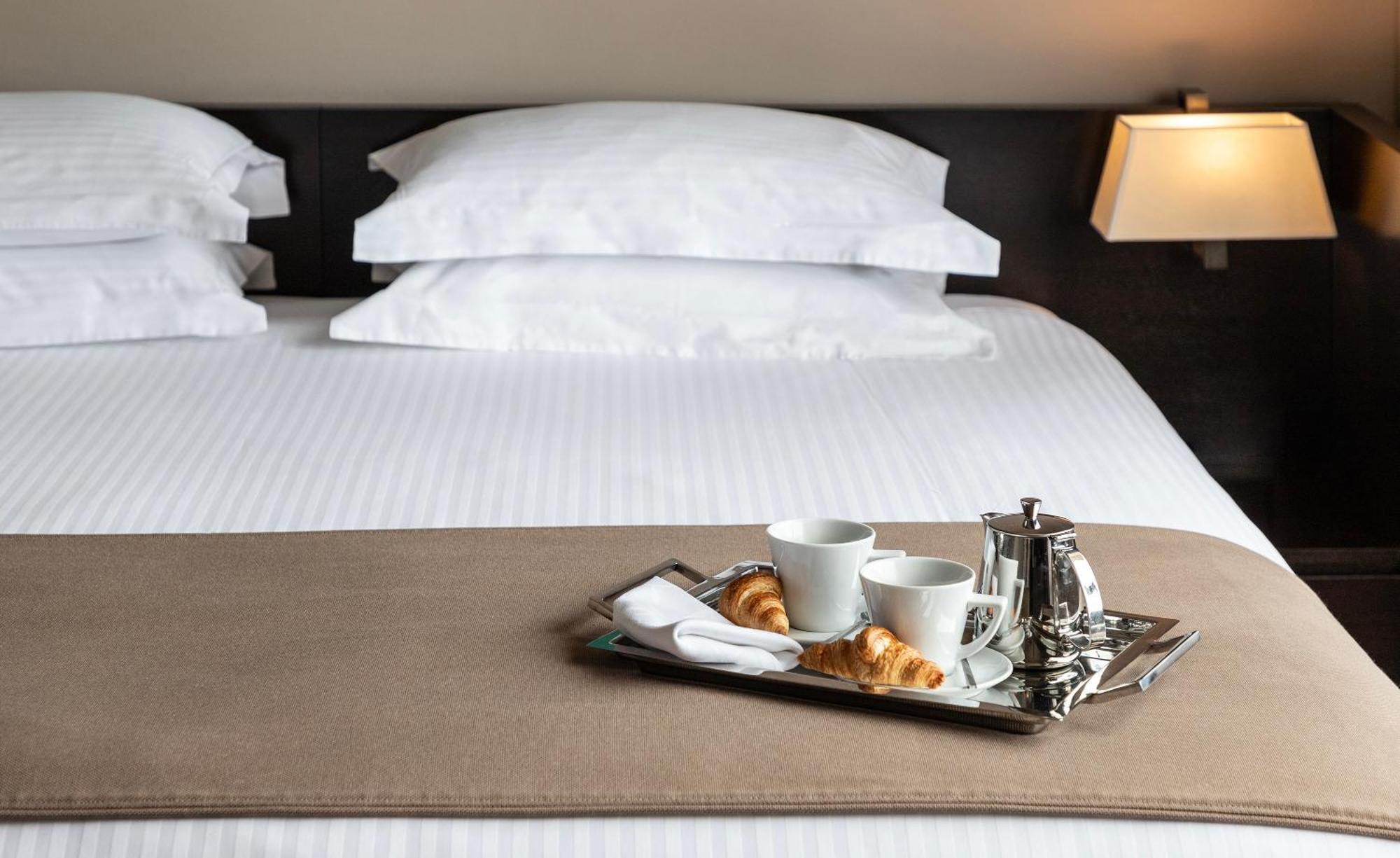 Готель Njv Athens Plaza Екстер'єр фото Room service tray