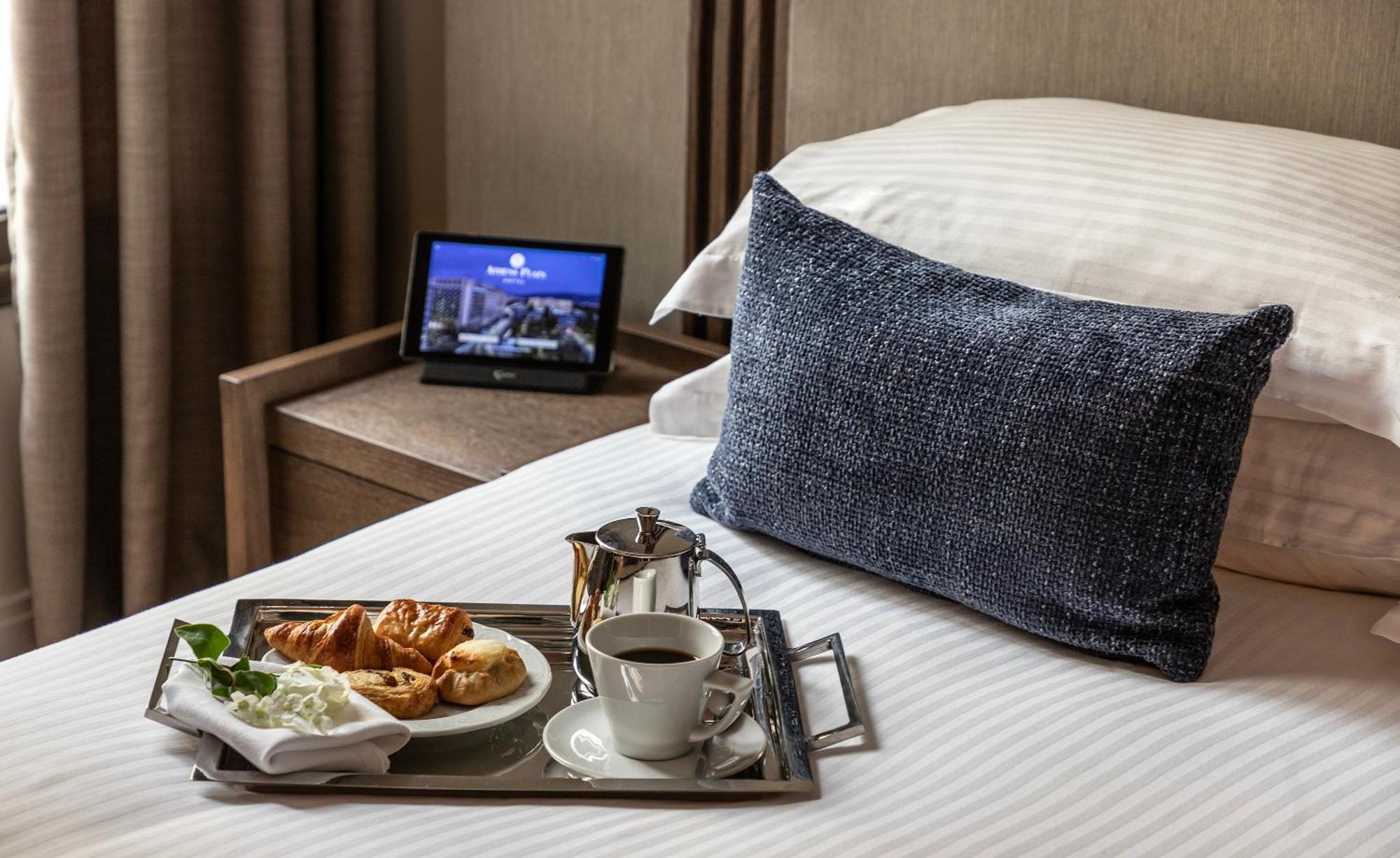 Готель Njv Athens Plaza Екстер'єр фото A room at the hotel