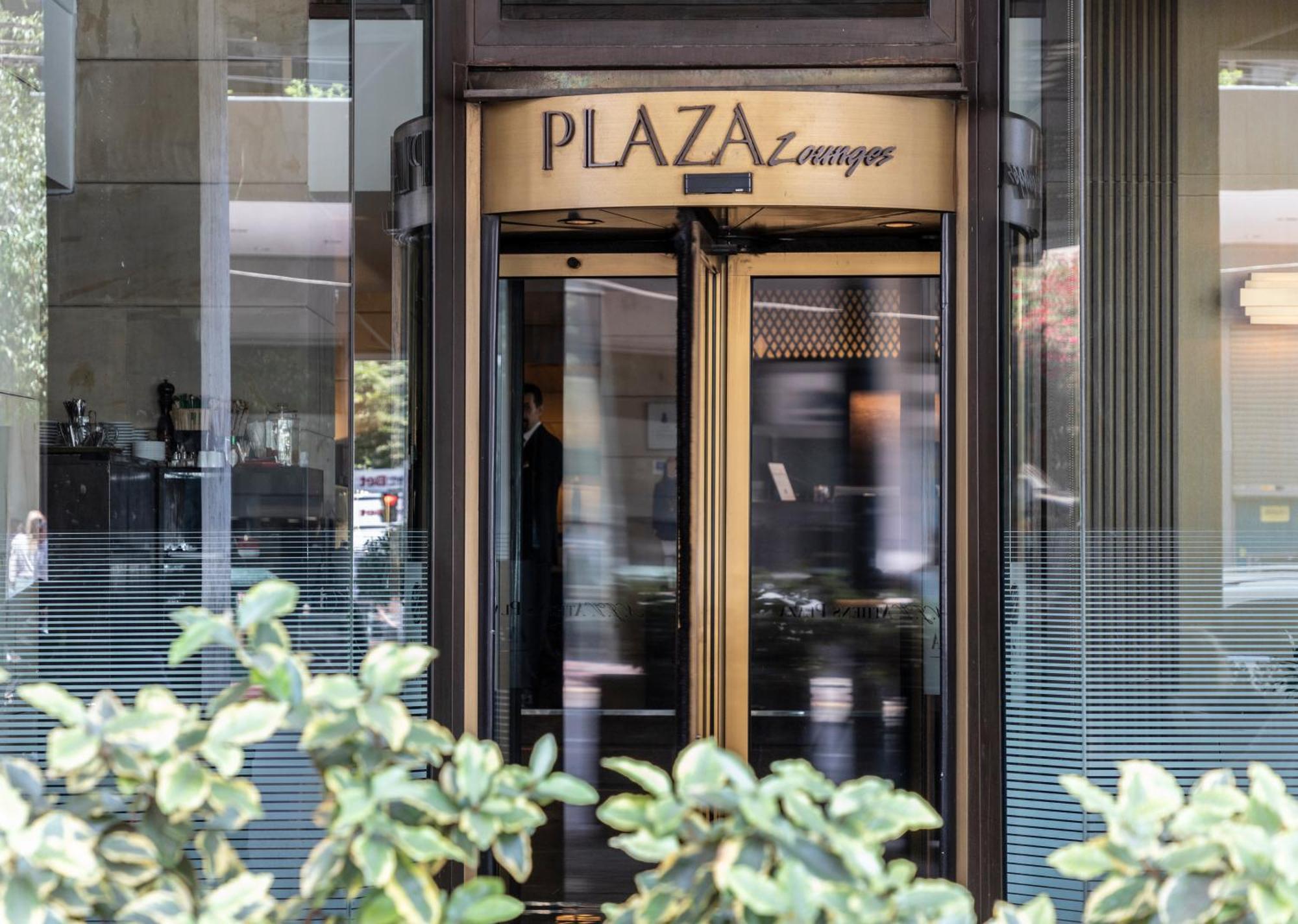 Готель Njv Athens Plaza Екстер'єр фото Plaza Athénée entrance