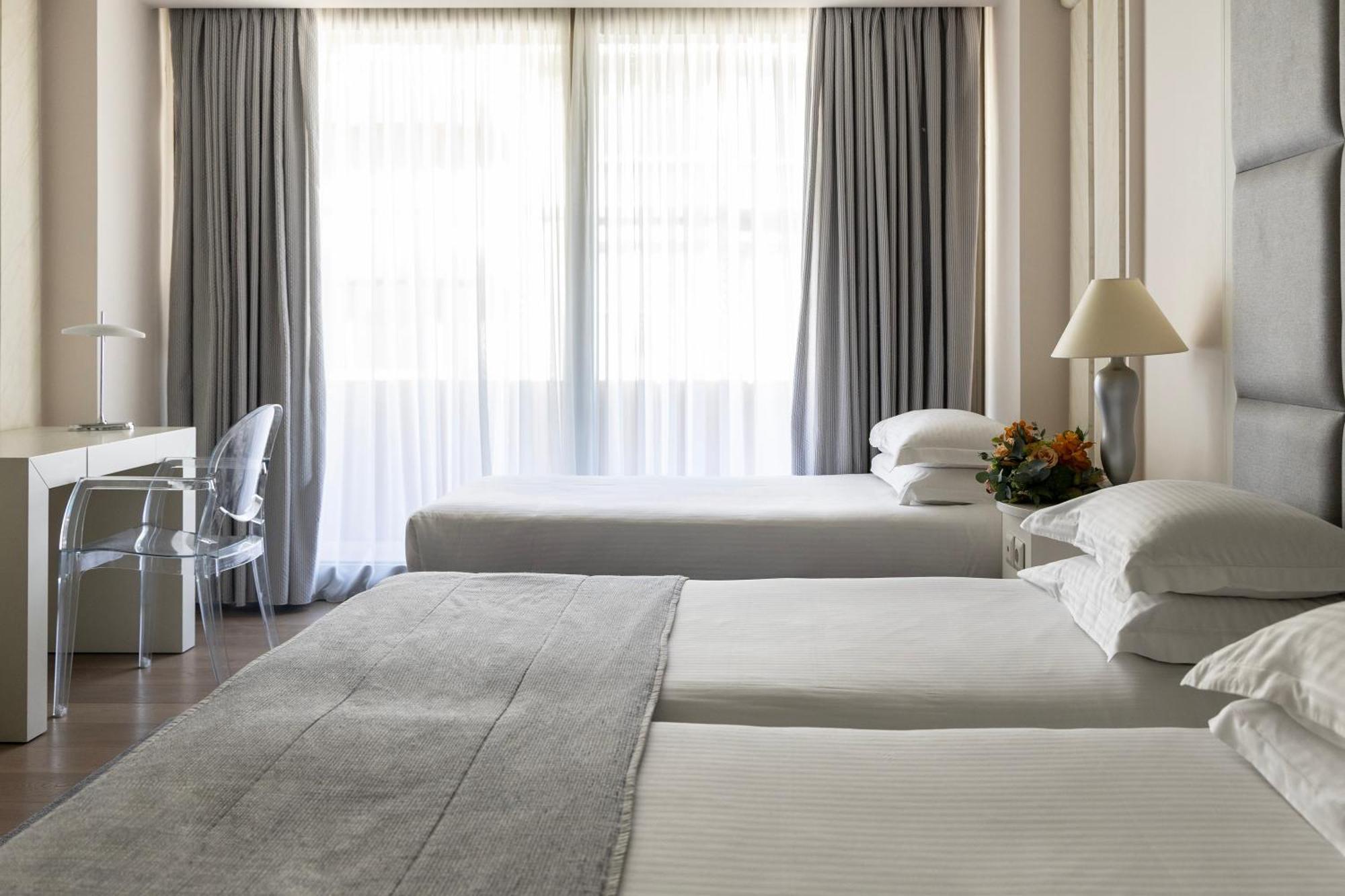Готель Njv Athens Plaza Екстер'єр фото A room at the hotel