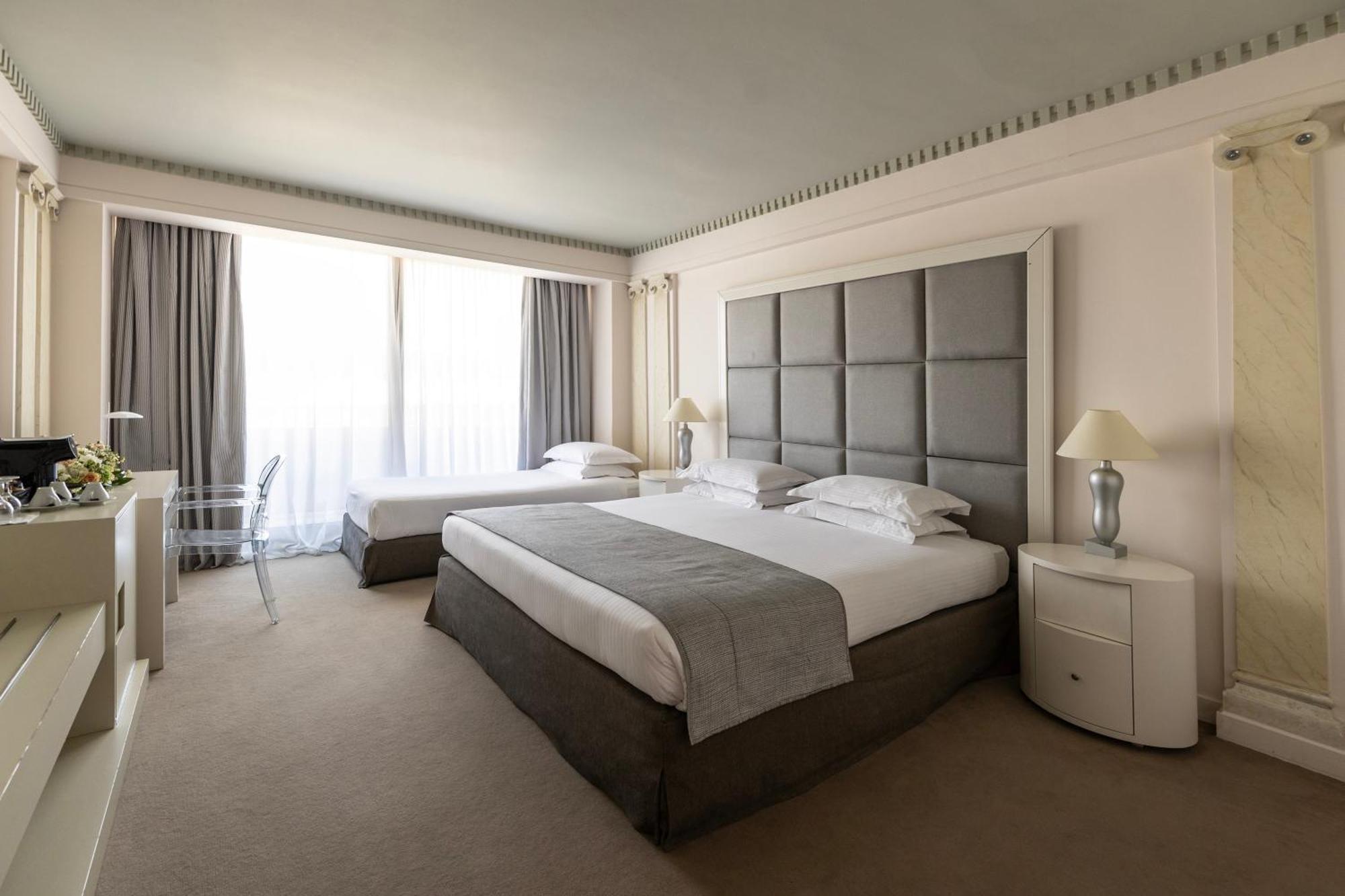 Готель Njv Athens Plaza Екстер'єр фото A room at the hotel