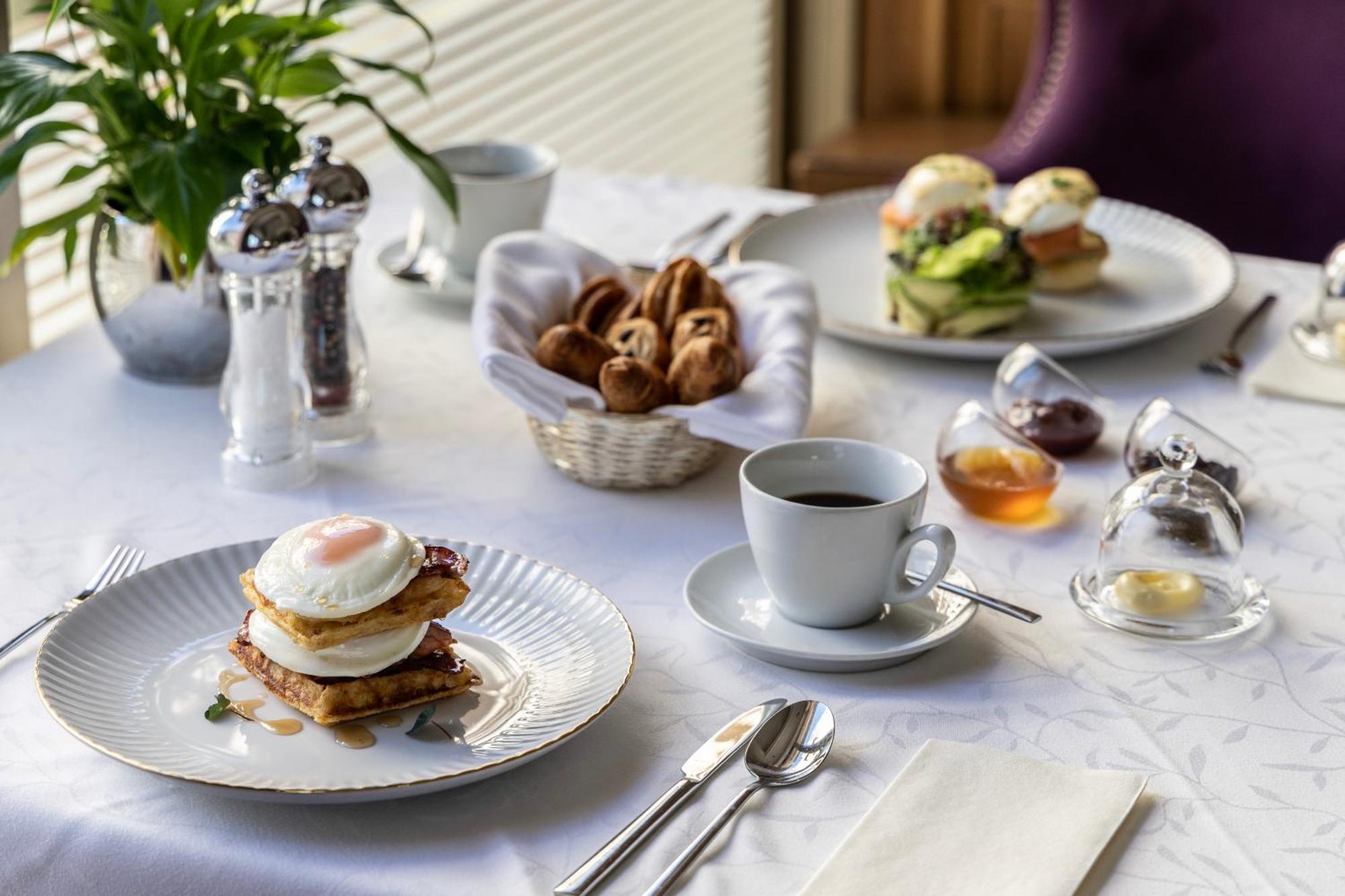 Готель Njv Athens Plaza Екстер'єр фото A breakfast table