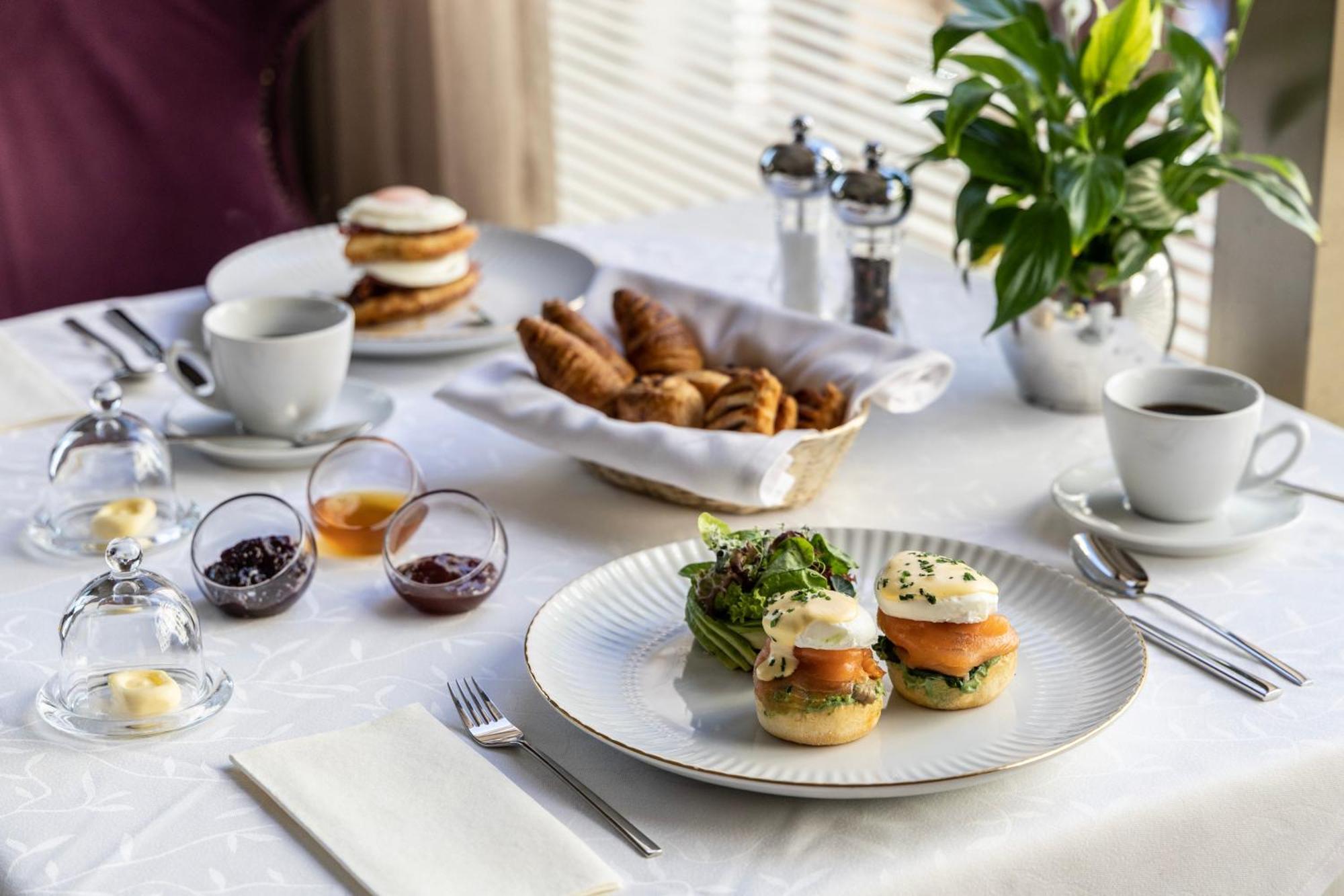 Готель Njv Athens Plaza Екстер'єр фото A breakfast table with a selection of dishes