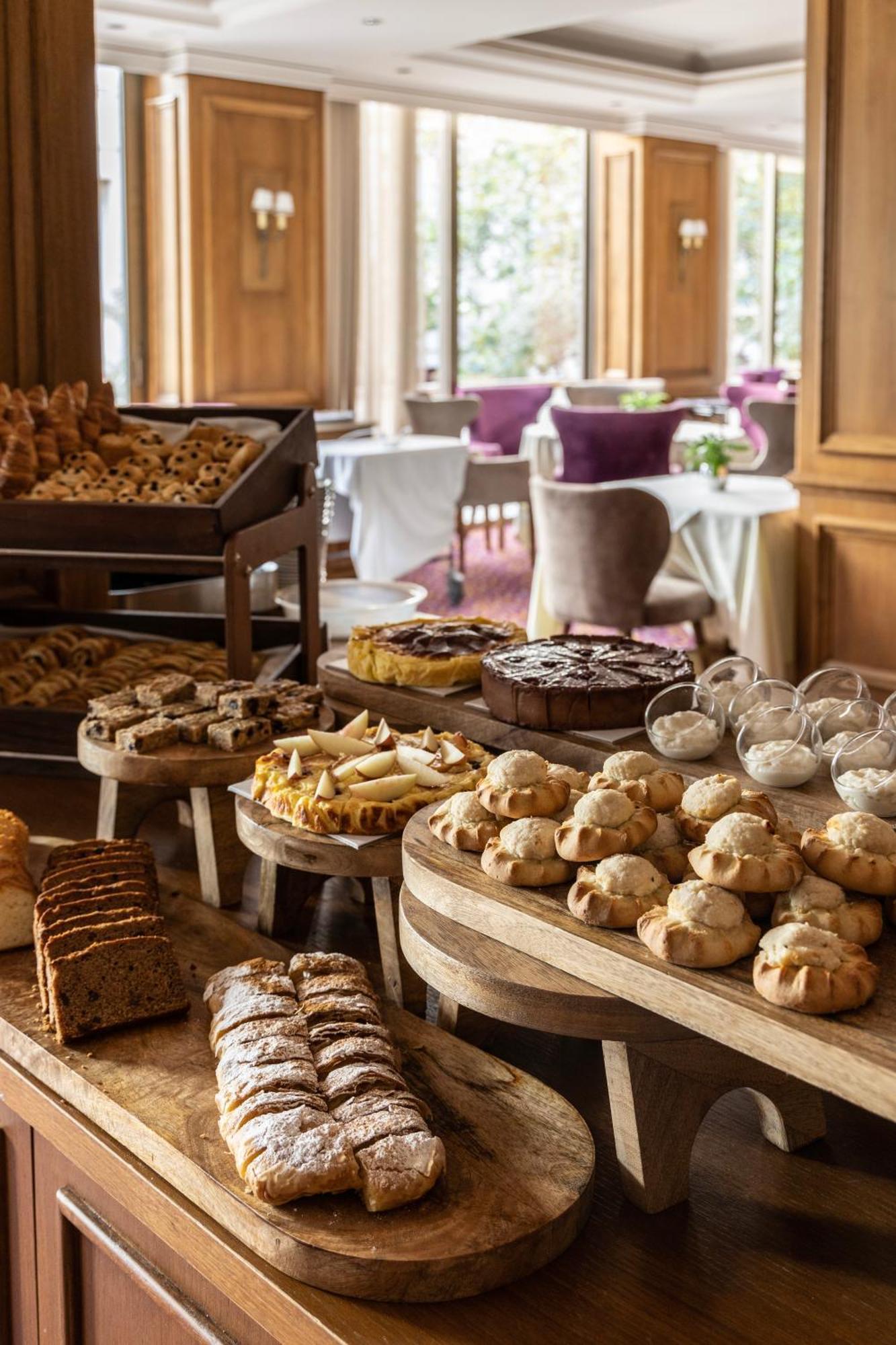 Готель Njv Athens Plaza Екстер'єр фото A selection of cakes and pastries