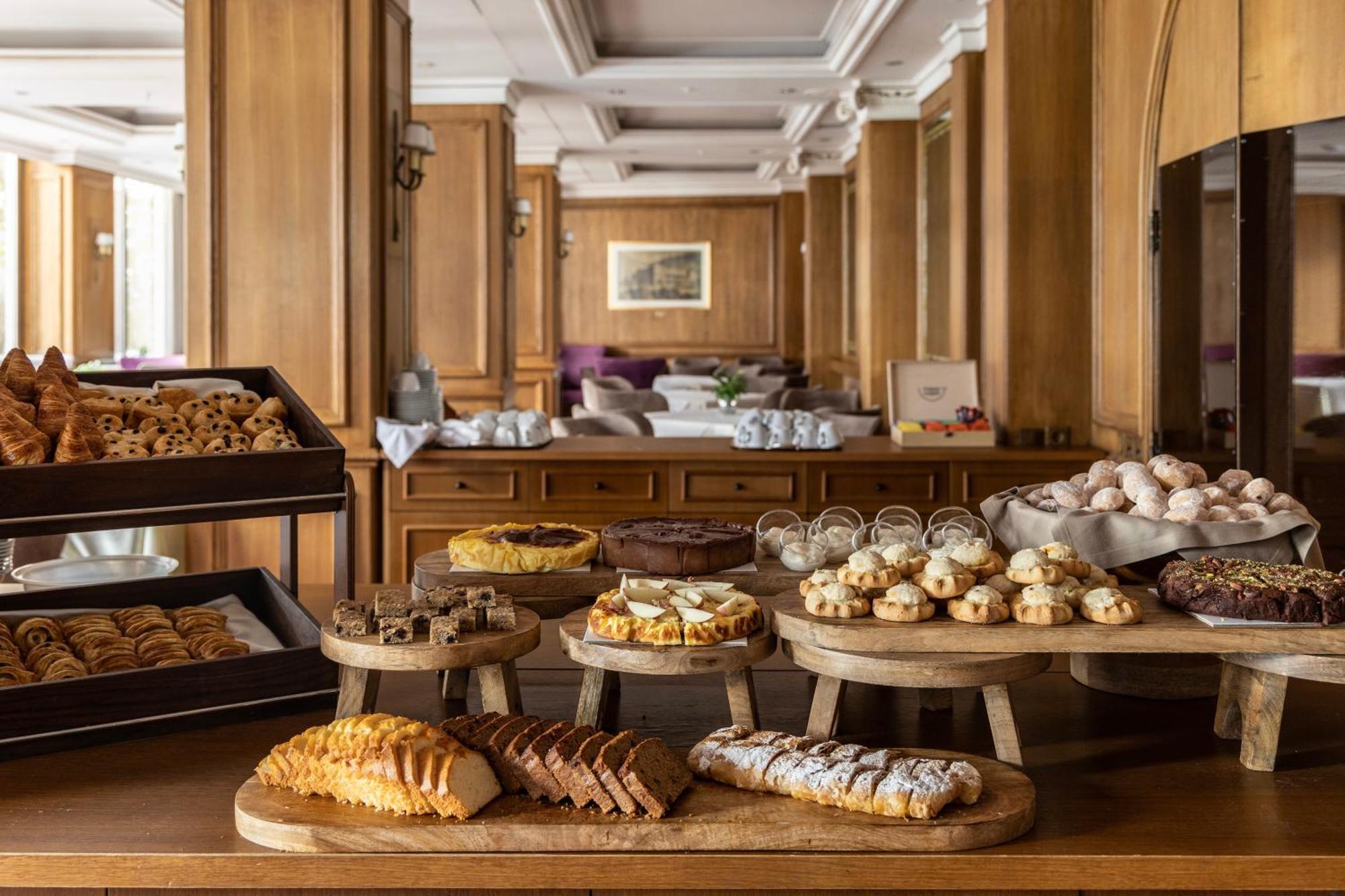 Готель Njv Athens Plaza Екстер'єр фото A selection of Greek pastries