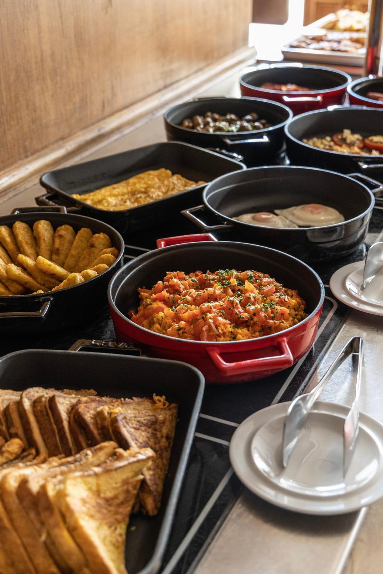 Готель Njv Athens Plaza Екстер'єр фото A selection of dishes at a buffet