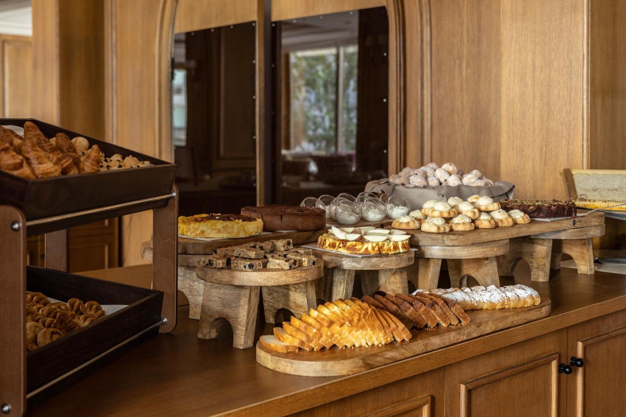 Готель Njv Athens Plaza Екстер'єр фото A selection of Greek pastries