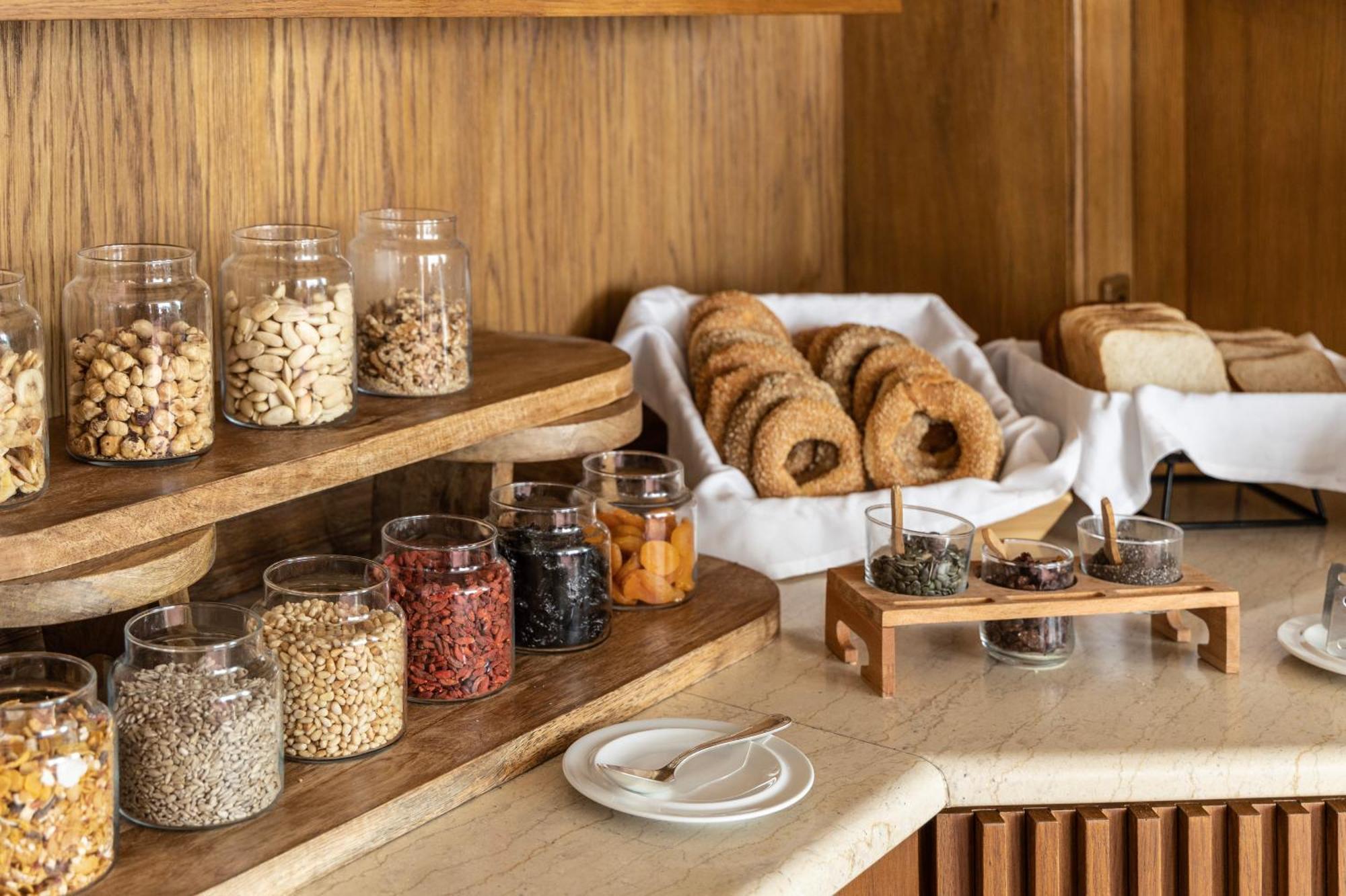 Готель Njv Athens Plaza Екстер'єр фото A breakfast buffet