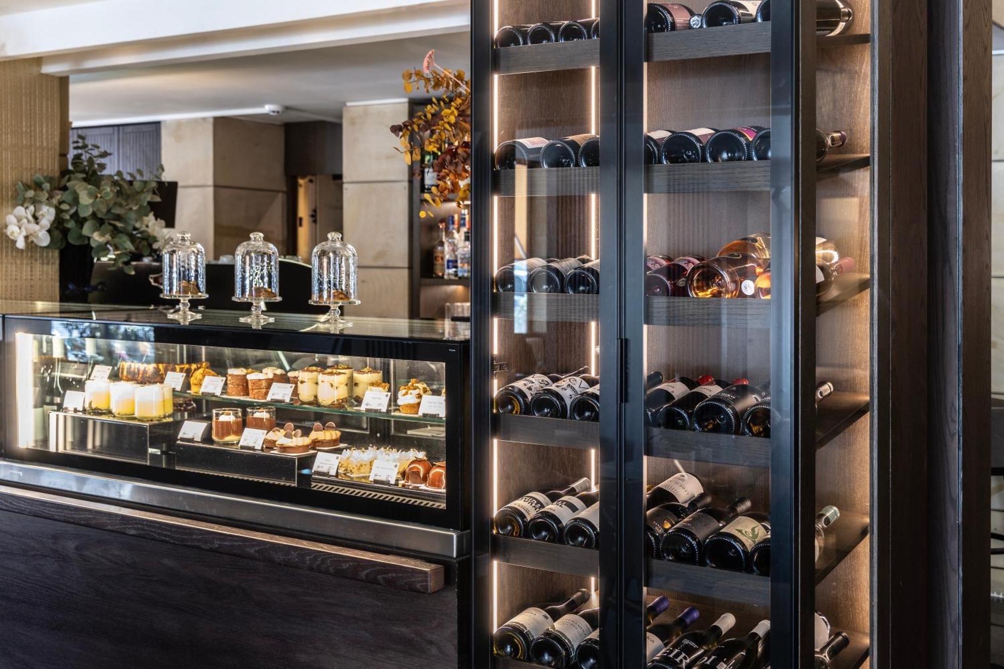 Готель Njv Athens Plaza Екстер'єр фото Wine display at the hotel