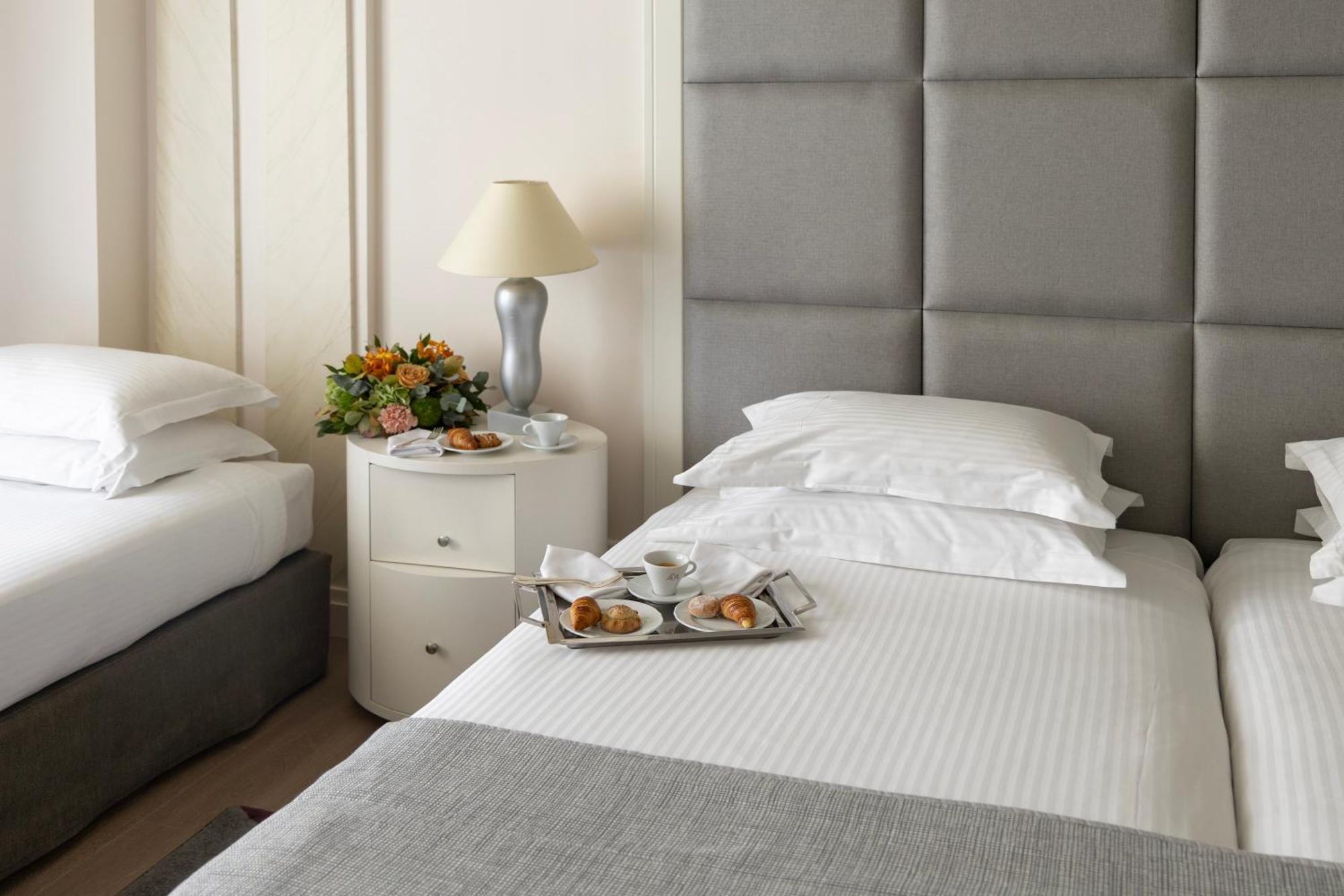 Готель Njv Athens Plaza Екстер'єр фото A bed with a nightstand